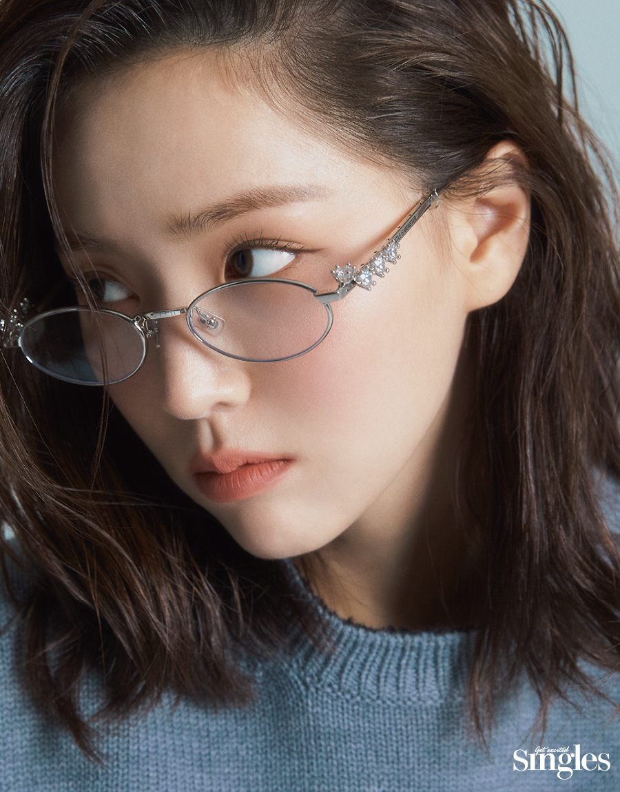 김지은이 미우미우의 니트 가디건과 스트라이프 팬츠, 젠틀몬스터의 안경을 착용하고 촬영한 싱글즈 화보